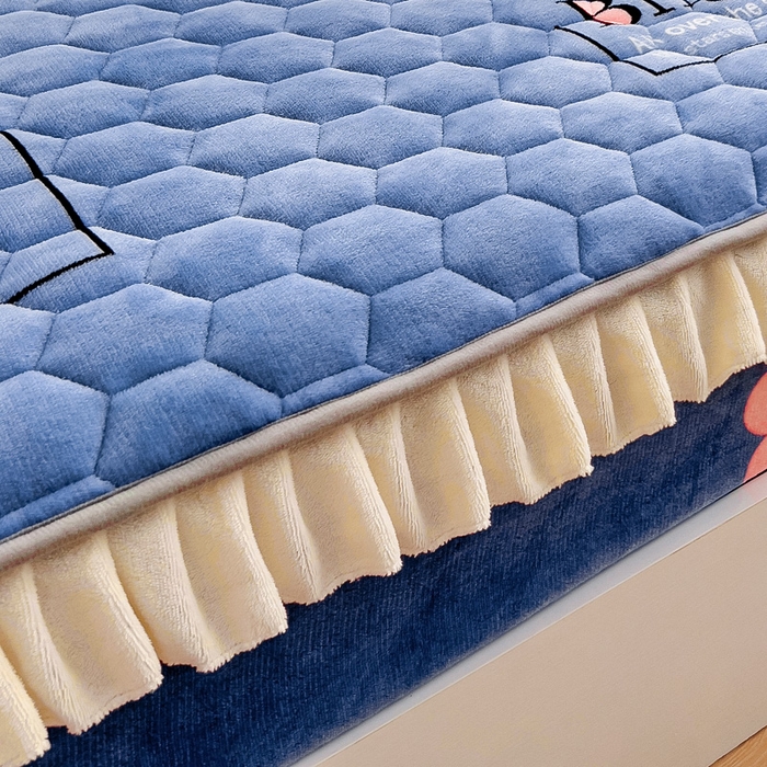 91家纺网 家纺一手货源 找家纺 情煊家纺 2024新款保暖牛奶绒夹棉床笠-花边款 绚丽人生-花边款