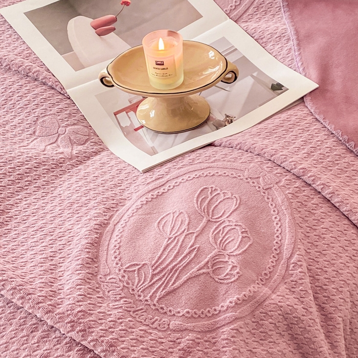 91家纺网 家纺一手货源 找家纺 胜权家纺 2024秋冬新款加厚双层婴儿绒复合雕花牛奶绒多功能毛毯盖毯空调毯子 普罗旺斯紫