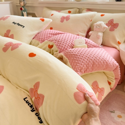 91家纺网 家纺一手货源 找家纺 （总）悦织语 2025秋冬新品200克加厚A面印花牛奶绒+B面牛奶绒豆豆四件套