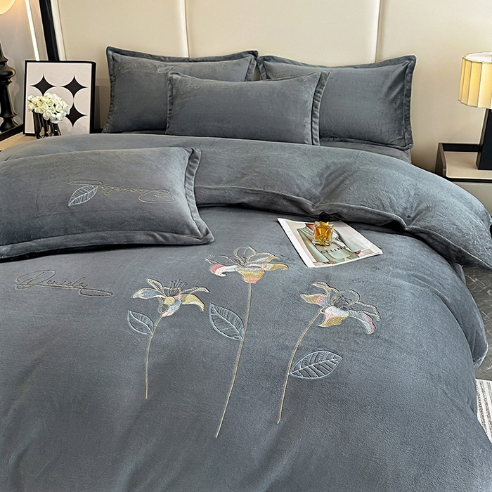 91家纺网 家纺一手货源 找家纺 陌乘坊家纺 2024新款高克重牛奶绒刺绣四件套-百合系列 百合-高级灰