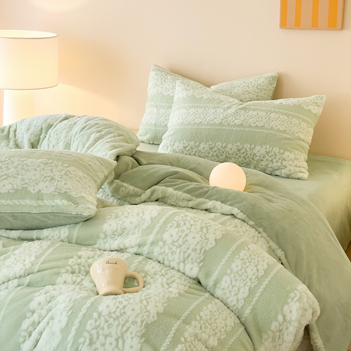 91家纺网 家纺一手货源 找家纺 金爱家 2024新品全消光A类纯色獭兔毛绒立体牛奶绒兔毛雕花350克四件套 兔毛百合花绿色