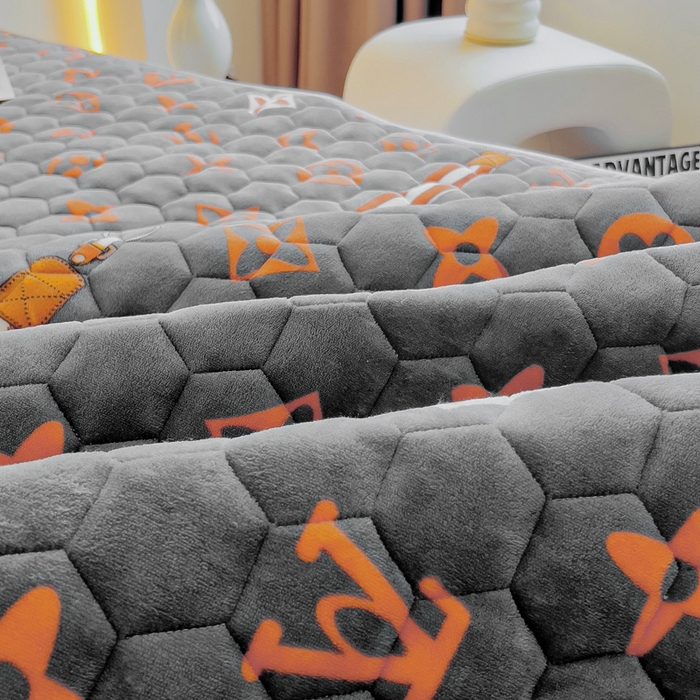 91家纺网 家纺一手货源 找家纺 情煊家纺 2024新款A类牛奶绒印花夹棉床垫 大牌风范