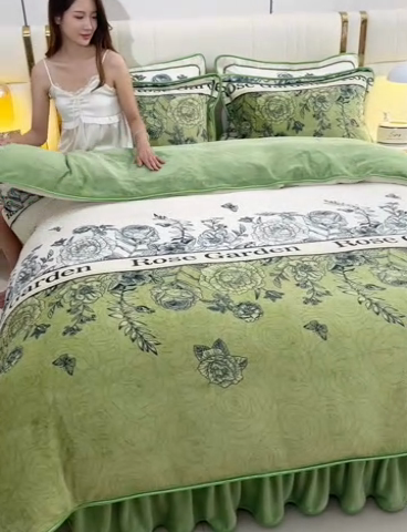 91家纺网 家纺一手货源 找家纺 曼尼家纺2025高克重直播印花床裙款法莱绒金貂珊瑚绒牛奶绒四件套 玫瑰庄园