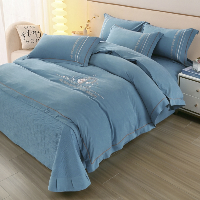 91家纺网 家纺一手货源 找家纺 OL家纺 2024新款磨毛暖绒床盖夹棉四件套刺绣轻奢风 海洋蓝