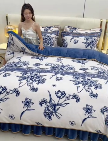 91家纺网 家纺一手货源 找家纺 曼尼家纺2025高克重直播印花床裙款法莱绒金貂珊瑚绒牛奶绒四件套 青花瓷