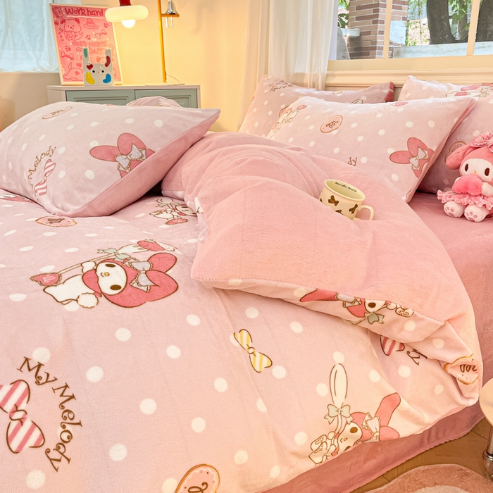 91家纺网 家纺一手货源 找家纺 桃子家居 2024新款三丽鸥卡通加厚高克重200克牛奶绒系列四件套 绒三丽鸥-草莓甜点美乐蒂