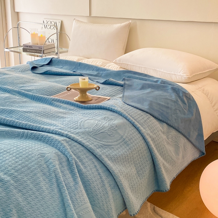 91家纺网 家纺一手货源 找家纺 胜权家纺 2024秋冬新款加厚双层婴儿绒复合雕花牛奶绒多功能毛毯盖毯空调毯子 卡布里蓝