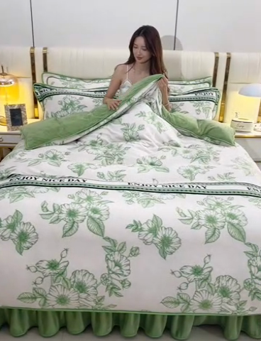 91家纺网 家纺一手货源 找家纺 曼尼家纺2025高克重直播印花床裙款法莱绒金貂珊瑚绒牛奶绒四件套 秘密花园