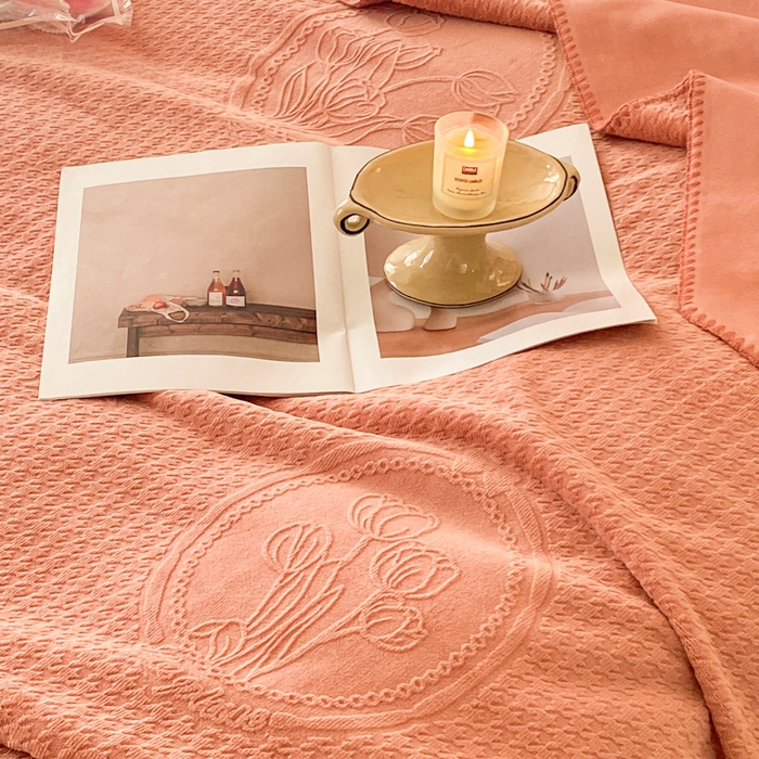 91家纺网 家纺一手货源 找家纺 胜权家纺 2024秋冬新款加厚双层婴儿绒复合雕花牛奶绒多功能毛毯盖毯空调毯子 西雅图橘