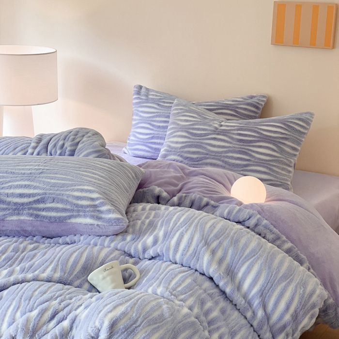 91家纺网 家纺一手货源 找家纺 金爱家 2024新品全消光A类纯色獭兔毛绒立体牛奶绒兔毛雕花350克四件套 兔毛时空紫色