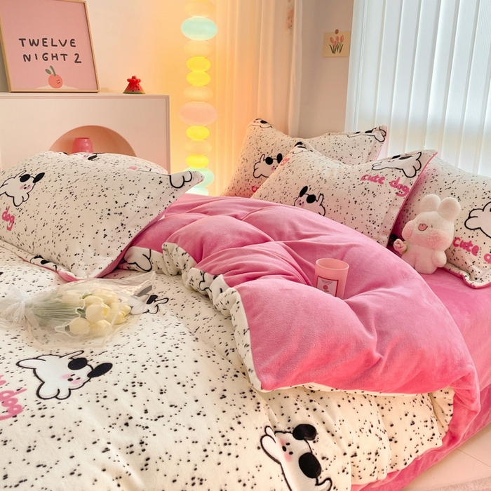 91家纺网 家纺一手货源 找家纺 呗旺鹿 2024新款高克重印花牛奶绒四件套 波点狗狗