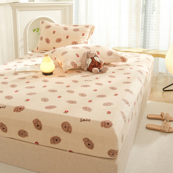 91家纺网 家纺一手货源 找家纺 2025新款200g加厚超柔牛奶绒印花保暖床笠 小泰迪