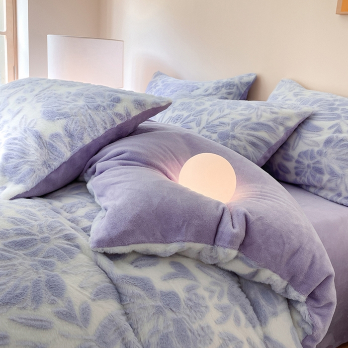 91家纺网 家纺一手货源 找家纺 金爱家 2024新品全消光A类纯色獭兔毛绒立体牛奶绒兔毛雕花350克四件套 兔毛繁花紫色