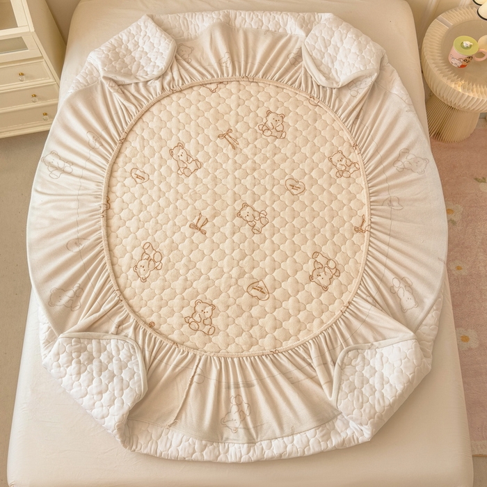 91家纺网 家纺一手货源 找家纺 丝羽坊 2024新款A类加厚牛奶绒夹棉床笠 奶咖小熊