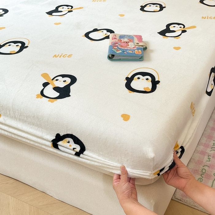 91家纺网 家纺一手货源 找家纺  星座家纺 2025新款小清新牛奶绒单床笠 字母企鹅