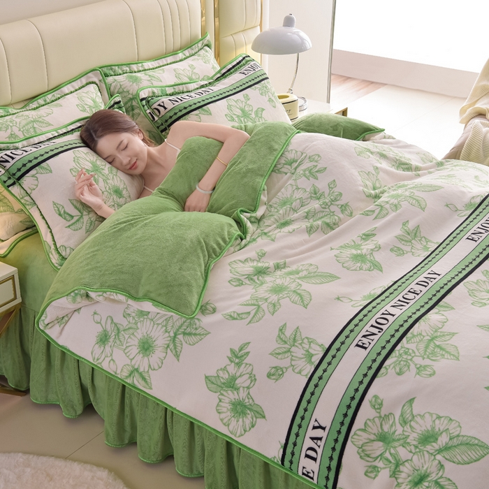 91家纺网 家纺一手货源 找家纺 曼尼家纺2025高克重直播印花床裙款法莱绒金貂珊瑚绒牛奶绒四件套 秘密花园