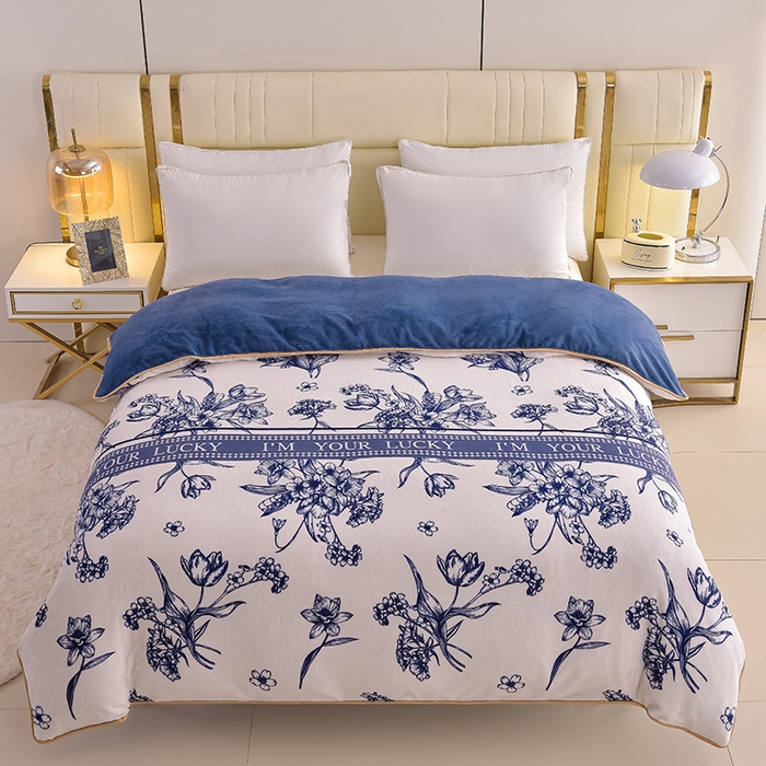 91家纺网 家纺一手货源 找家纺 曼尼家纺2025高克重直播印花床裙款法莱绒金貂珊瑚绒牛奶绒四件套 青花瓷