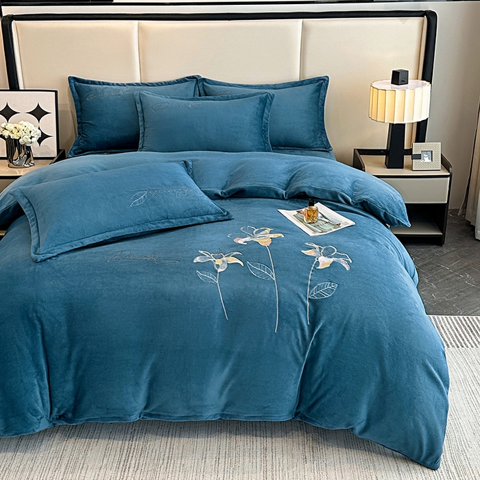 91家纺网 家纺一手货源 找家纺 陌乘坊家纺 2024新款高克重牛奶绒刺绣四件套-百合系列 百合-宾利蓝