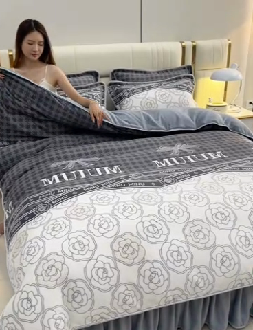 91家纺网 家纺一手货源 找家纺 曼尼家纺2025高克重直播印花床裙款法莱绒金貂珊瑚绒牛奶绒四件套 山茶花