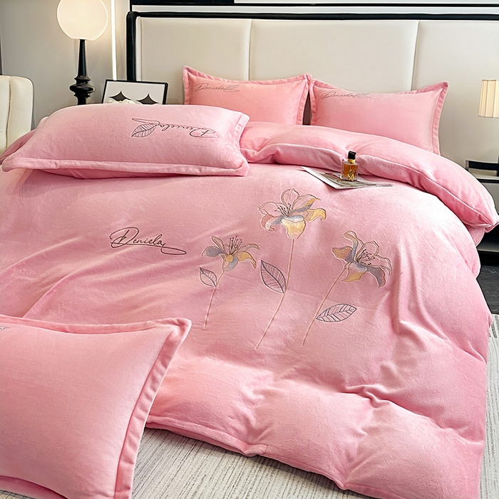 91家纺网 家纺一手货源 找家纺 陌乘坊家纺 2024新款高克重牛奶绒刺绣四件套-百合系列 百合-樱花粉