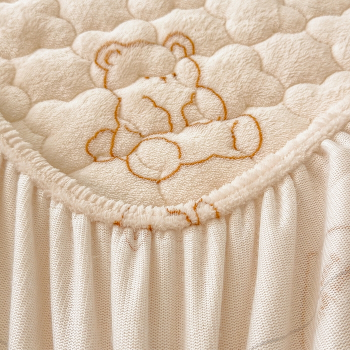 91家纺网 家纺一手货源 找家纺 丝羽坊 2024新款A类加厚牛奶绒夹棉床笠 奶咖小熊