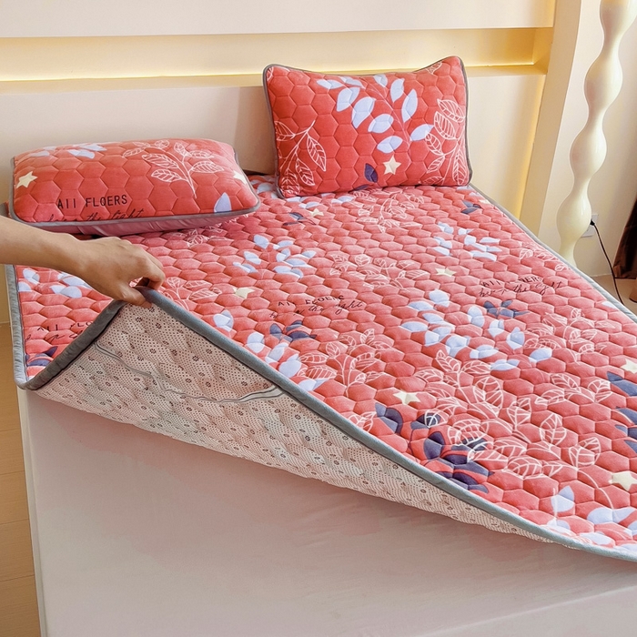 91家纺网 家纺一手货源 找家纺 情煊家纺 2024新款A类牛奶绒印花夹棉床垫 叶语柔情