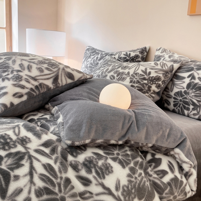 91家纺网 家纺一手货源 找家纺 金爱家 2024新品全消光A类纯色獭兔毛绒立体牛奶绒兔毛雕花350克四件套 兔毛繁花灰色