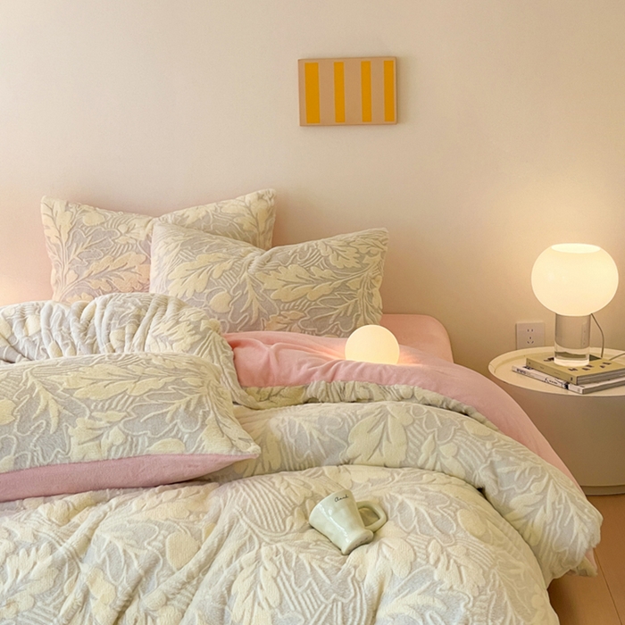 91家纺网 家纺一手货源 找家纺 金爱家 2024新品全消光A类纯色獭兔毛绒立体牛奶绒兔毛雕花350克四件套 兔毛罗蒂曼黄色