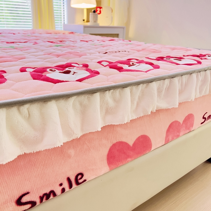 91家纺网 家纺一手货源 找家纺 情煊家纺 2024新款保暖牛奶绒夹棉床笠-花边款 莓果熊-花边款