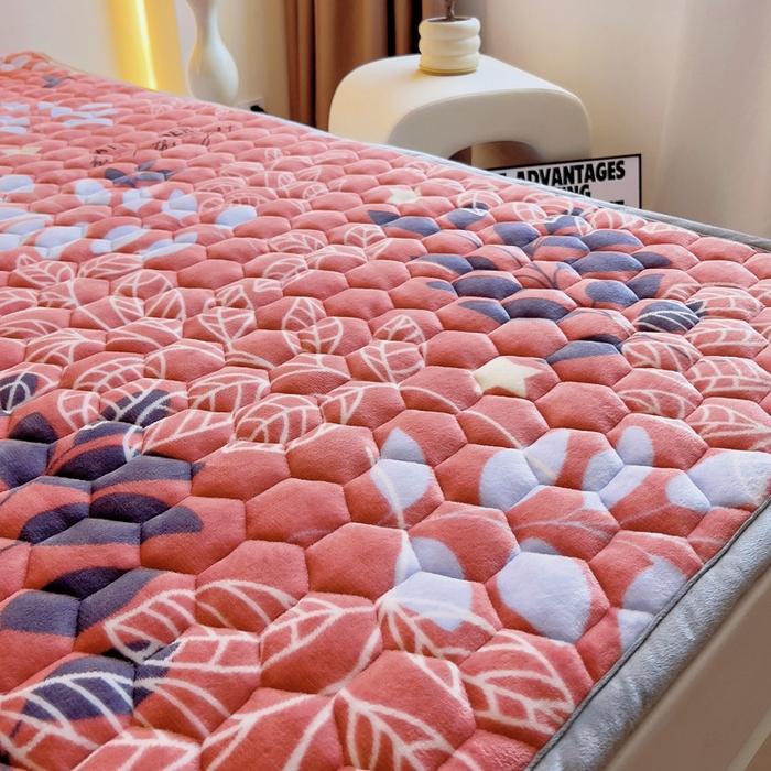 91家纺网 家纺一手货源 找家纺 情煊家纺 2024新款A类牛奶绒印花夹棉床垫 叶语柔情