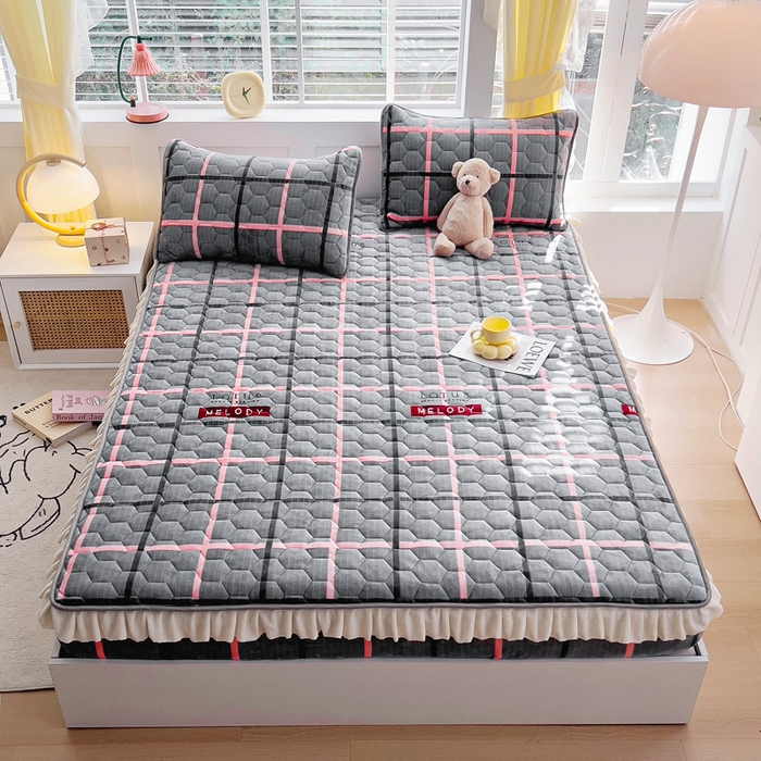 91家纺网 家纺一手货源 找家纺 情煊家纺 2024新款保暖牛奶绒夹棉床笠-花边款 乐拼字母-花边款