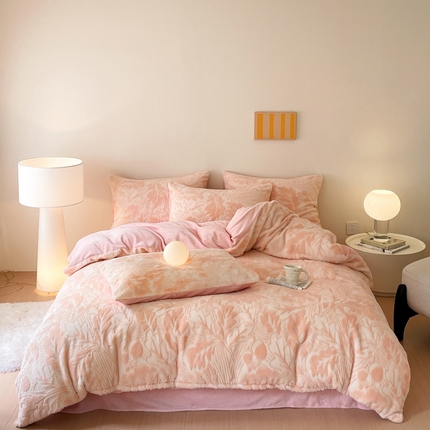 91家纺网 家纺一手货源 找家纺 金爱家 2024新品全消光A类纯色獭兔毛绒立体牛奶绒兔毛雕花350克四件套 兔毛罗蒂曼玉色