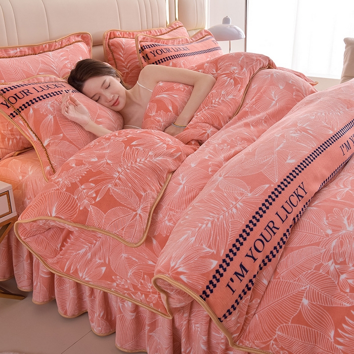 91家纺网 家纺一手货源 找家纺 曼尼家纺2025高克重直播印花床裙款法莱绒金貂珊瑚绒牛奶绒四件套 暖暖时光