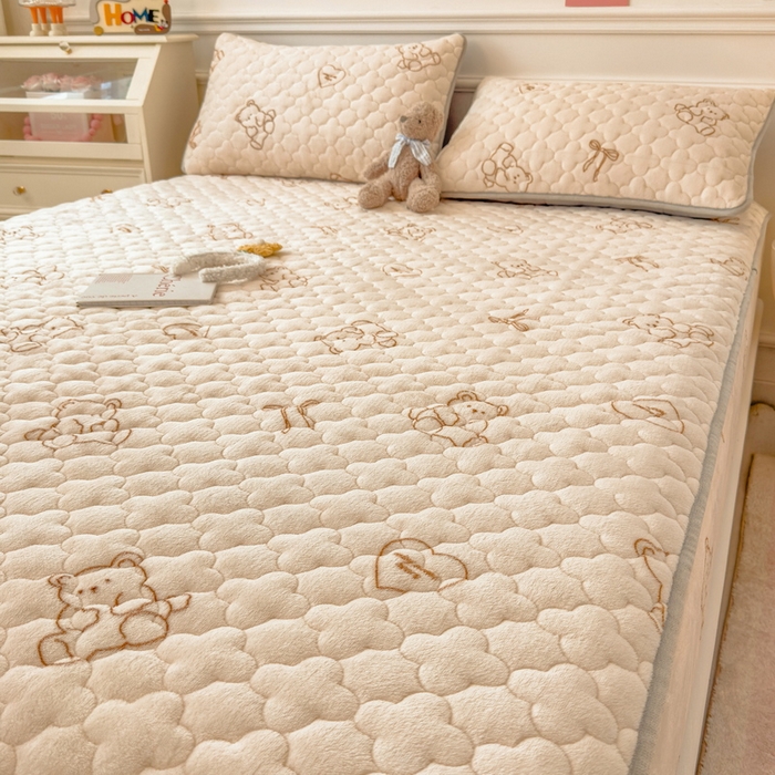 91家纺网 家纺一手货源 找家纺 丝羽坊 2024新款A类加厚牛奶绒夹棉床笠 奶咖小熊