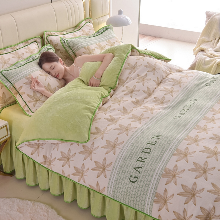 91家纺网 家纺一手货源 找家纺 曼尼家纺2025高克重直播印花床裙款法莱绒金貂珊瑚绒牛奶绒四件套 叶叶思语