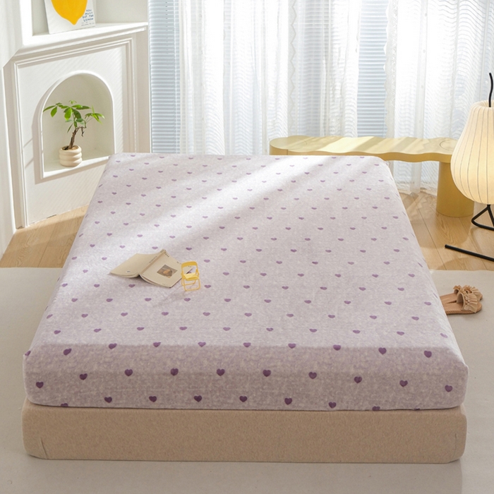 91家纺网 家纺一手货源 找家纺 2025新款200g加厚超柔牛奶绒印花保暖床笠 小爱心紫