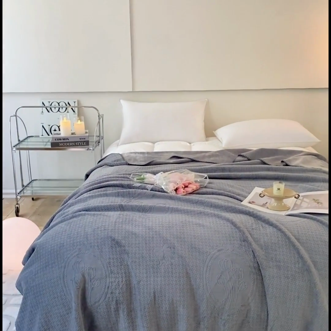 91家纺网 家纺一手货源 找家纺 （总）胜权家纺 2024秋冬新款A类加厚双层婴儿绒复合雕花牛奶绒多功能毛毯盖毯空调毯子