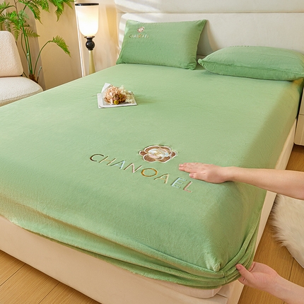 91家纺网 家纺一手货源 找家纺 （总）摩妮卡 2025新品牛奶绒刺绣床笠床垫保护三件套-山茶花