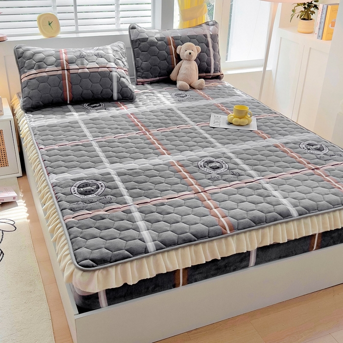 91家纺网 家纺一手货源 找家纺 情煊家纺 2024新款保暖牛奶绒夹棉床笠-花边款 宝利格-花边款