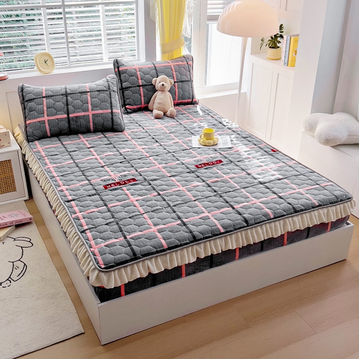 91家纺网 家纺一手货源 找家纺 情煊家纺 2024新款保暖牛奶绒夹棉床笠-花边款 乐拼字母-花边款