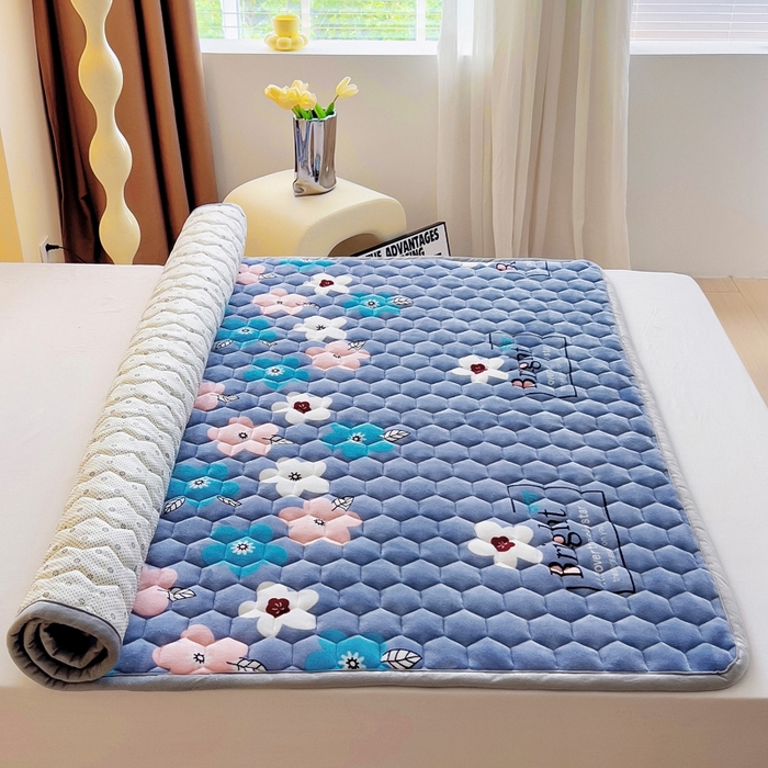 91家纺网 家纺一手货源 找家纺 情煊家纺 2024新款A类牛奶绒印花夹棉床垫 绚丽人生