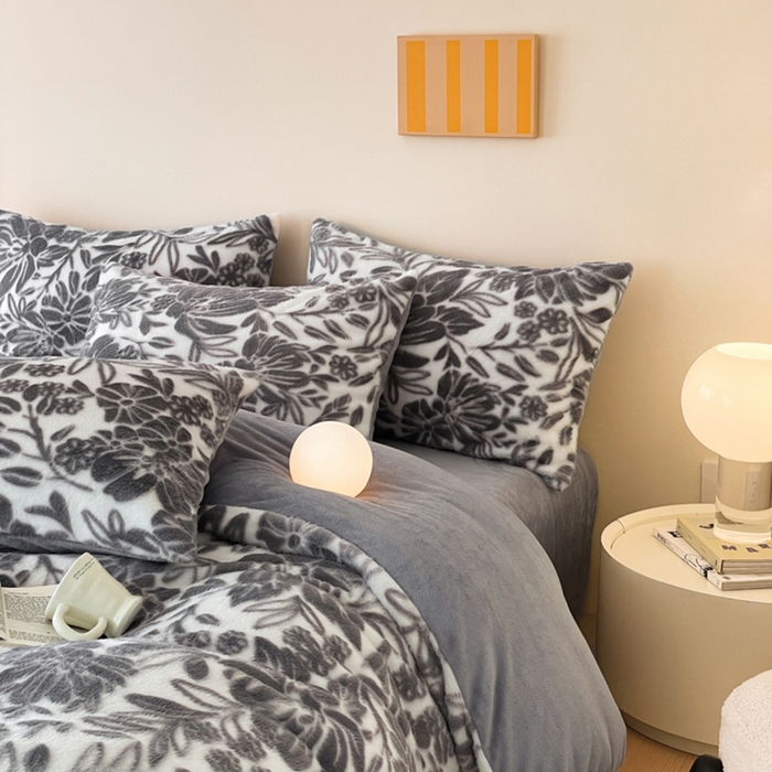 91家纺网 家纺一手货源 找家纺 金爱家 2024新品全消光A类纯色獭兔毛绒立体牛奶绒兔毛雕花350克四件套 兔毛繁花灰色