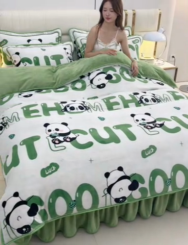 91家纺网 家纺一手货源 找家纺 曼尼家纺2025高克重直播印花床裙款法莱绒金貂珊瑚绒牛奶绒四件套 小熊丫丫