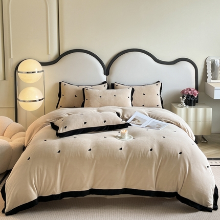 91家纺网 家纺一手货源 找家纺 宇航家纺 2025新款轻奢风宽边牛奶绒绣花四件套-蝴蝶结爱心 绒爱心-卡其色