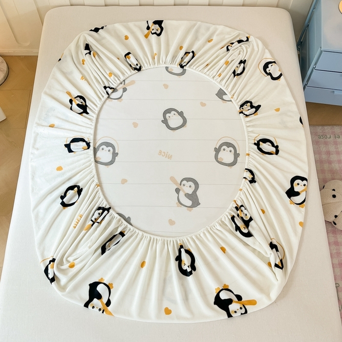 91家纺网 家纺一手货源 找家纺  星座家纺 2025新款小清新牛奶绒单床笠 字母企鹅