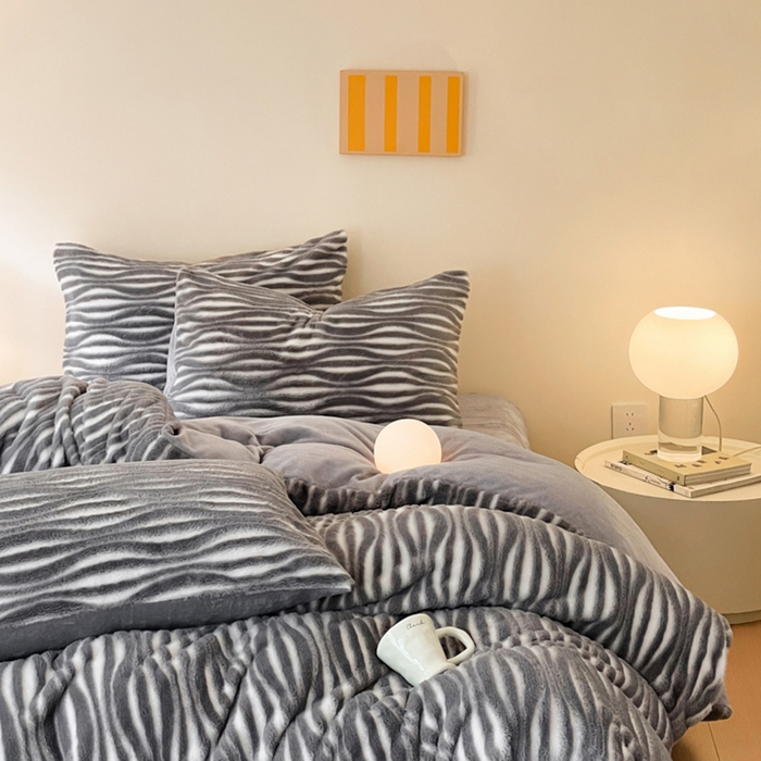 91家纺网 家纺一手货源 找家纺 金爱家 2024新品全消光A类纯色獭兔毛绒立体牛奶绒兔毛雕花350克四件套 兔毛时空灰色