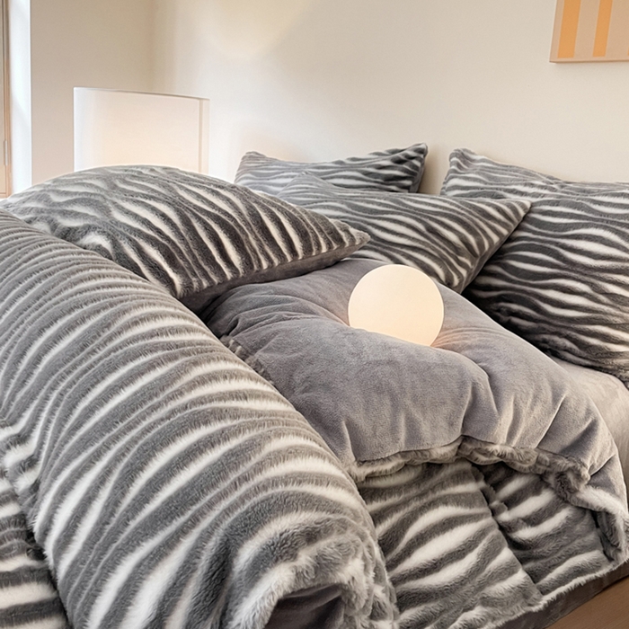 91家纺网 家纺一手货源 找家纺 金爱家 2024新品全消光A类纯色獭兔毛绒立体牛奶绒兔毛雕花350克四件套 兔毛时空灰色