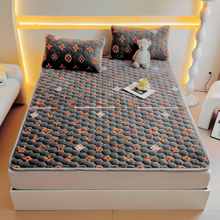 91家纺网 家纺一手货源 找家纺 情煊家纺 2024新款A类牛奶绒印花夹棉床垫 大牌风范