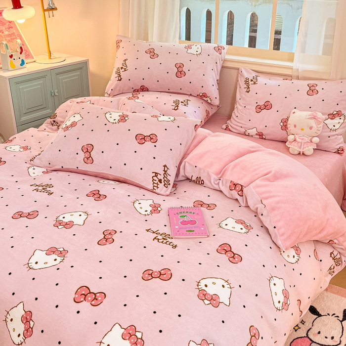 91家纺网 家纺一手货源 找家纺 桃子家居 2024新款三丽鸥卡通加厚高克重200克牛奶绒系列四件套 绒三丽鸥-点点kitty