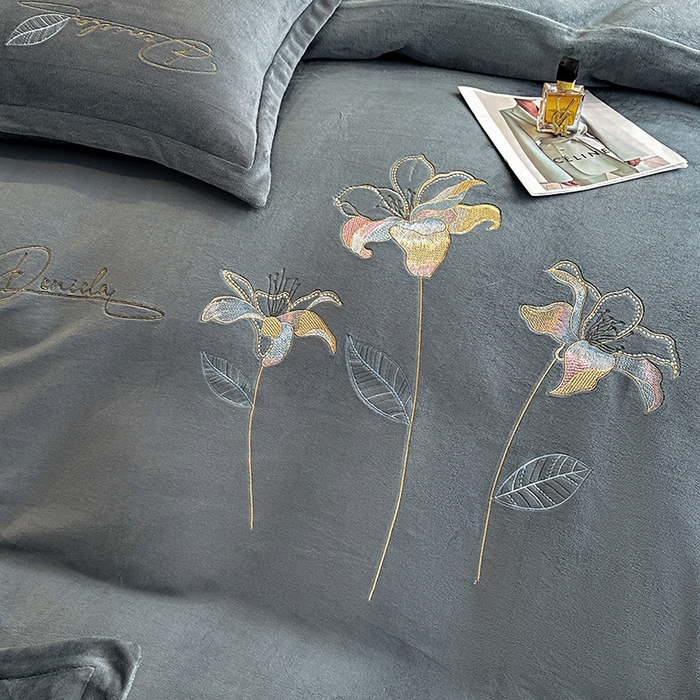 91家纺网 家纺一手货源 找家纺 陌乘坊家纺 2024新款高克重牛奶绒刺绣四件套-百合系列 百合-高级灰